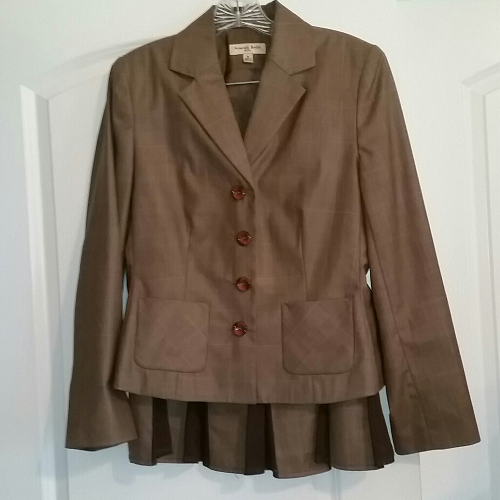 Two-piece skirt suit with flared ruffle skirt